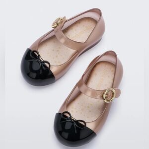 Mini Melissa Kids' Pink and Black Bow Mary Janes. Sweet love cap toe.